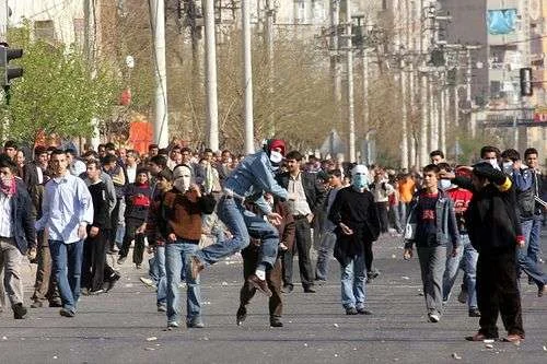 PKK'lılar Essen THY bürosunu taşladı