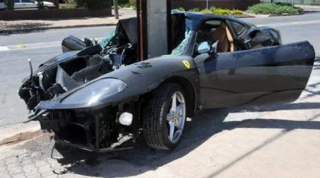 Şaşkın şoför, Ferrari'yi direğe sapladı