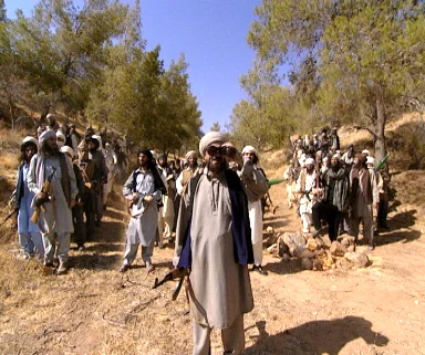 Taliban üyelerinin evlerini yaktılar