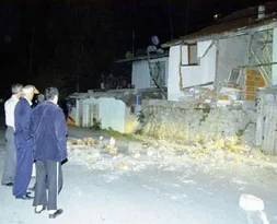 Uyurken evini başını yıkmaya kalktılar