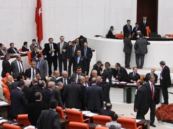 AKP ile CHP'liler yumruk yumruğa girdi
