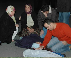 Anne ve iki çocuğu otomobilin altında kaldı