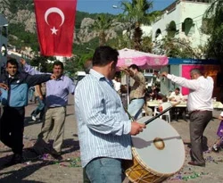 AYM kararına davullu zurnalı kutlama