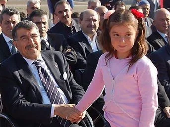 Babası için bakandan iş istedi