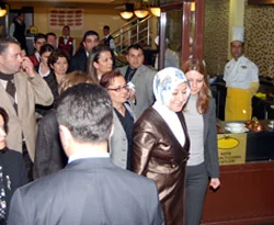Bayan Gül yerel yemekler ziyafetinde