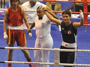 Bayan Türk boksör dünya şampiyonu