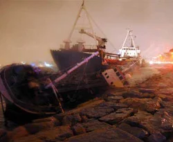 Boğazda üç gemi karaya oturdu