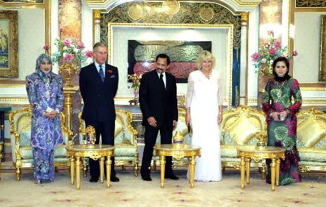 Brunei Sultanı, Charles'ı 2 karısıyla karşıladı