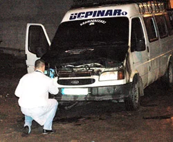 Bursa'da minibüs dereye yuvarlandı