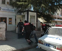 Cezaevinden firar eden zanlılar polis vurdu