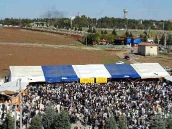 DTP 7.Kolordu karşısında oturuyor