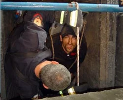 Düştüğü çukurda üçgün yardım bekledi
