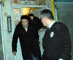 Eşi ve çocuğunu rehin aldı