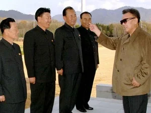 Felç geçiren Kim fabrika ziyaret etti