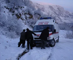 Kar ve tipi ambulansı mahsur bıraktı
