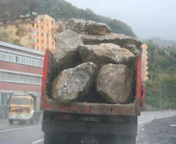 Kaya yüklü kamyon görenleri şaşırttı