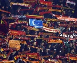 Taraftardan Cimbom'a ıslıklı protesto