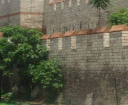 Tarihi surlar kötü görüntüden kurtuluyor