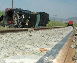 Tren otomobile çarptı: 1 ölü
