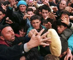 Yağmur altında ucuz ekmek kavgası