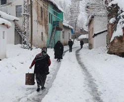 100 köy yolunun ulaşıma kapandı