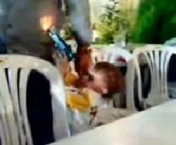 2 yaşındaki çocuk babasını vurdu/VİDEO