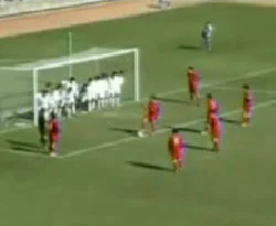 3 metreden tribüne attı!/VİDEO
