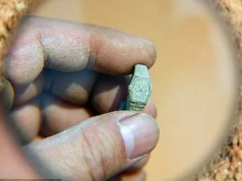 400 yıllık mezardan, 100 yıllık saat çıktı