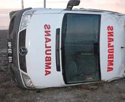 Ambulans kaza yaptı: 4 yaralı