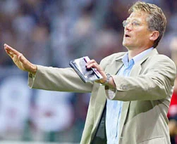 Antrenörden rakip takıma tezahürat