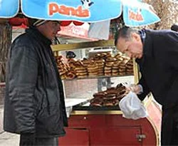 Başbakan'ın simitçisine iş teklifi geldi