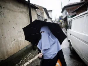 Bosnalı kadın kocasının yolunu gözlüyor