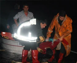 Botla denize açılan 5 kişi kayboldu