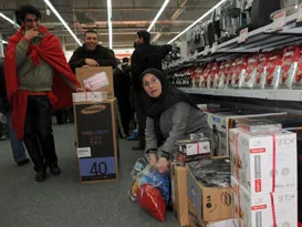 Bursa'da krize inat alışveriş izdihamı