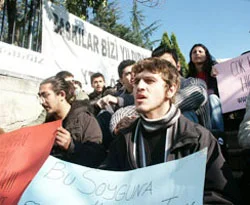 Bursu iptal edilenler CHP'nin önüne...