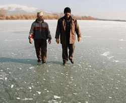 Buz tutan nehir köprü olarak kullanılıyor