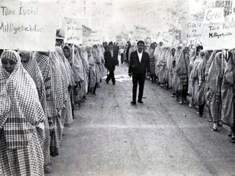 Çarşaflı kadın işçilerin 43 yıllık fotoğrafı