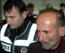 Çıldıran adam karısını ve kızını bıçakladı