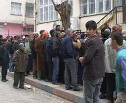 Ecel maaş kuyruğunda yakaladı