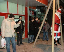 Gazze için Noel Baba'yı ağaca astılar!