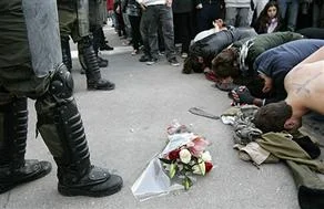 Gençler polislere çiçek dağıttı