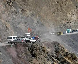 Hakkari'de karayoluna kaya düştü!