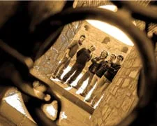 Haksızlığa ve zulme rock diliyle reddiye