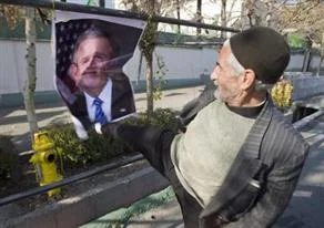İran'da ayakkabı fırlatma yarışı
