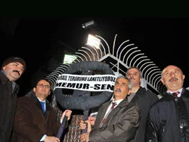 İsrail Büyükelçiliği'ne siyah çelenk
