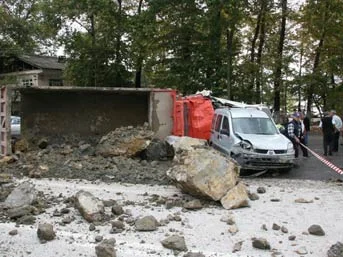 İzmir'de trafik kazası: 1 ölü 8 yaralı