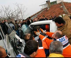 Kamyonetle yolcu minibüsü çarpıştı: 6 yaralı