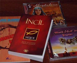 Kapı kapı dolaşıp İncil dağıttılar