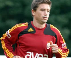 Kewell, Avustralya'da ameliyat olacak