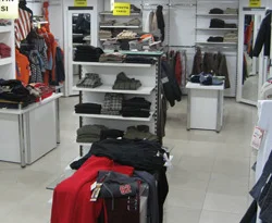 Mağaza önündeki mankeni soydular!